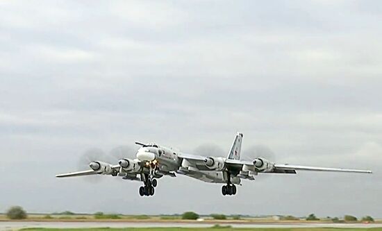 Tu-95MS strikes terrorist facilities in Syria with KhA-101 cruise missiles