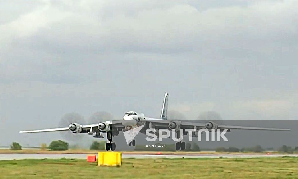 Tu-95MS strikes terrorist facilities in Syria with KhA-101 cruise missiles