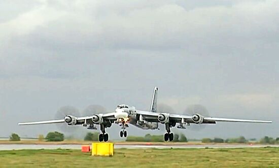 Tu-95MS strikes terrorist facilities in Syria with KhA-101 cruise missiles