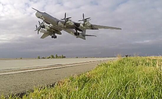 Tu-95MS strikes terrorist facilities in Syria with KhA-101 cruise missiles