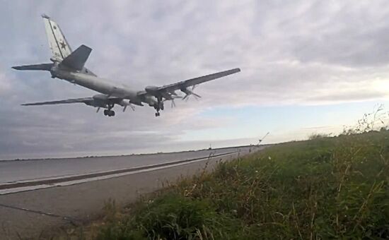 Tu-95MS strikes terrorist facilities in Syria with KhA-101 cruise missiles