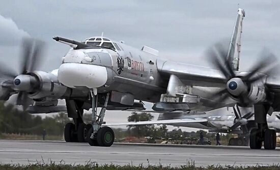 Tu-95MS strikes terrorist facilities in Syria with KhA-101 cruise missiles