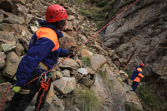 Emergencies Ministry's high-mountain search and rescue team in action in Kabardino-Balkaria
