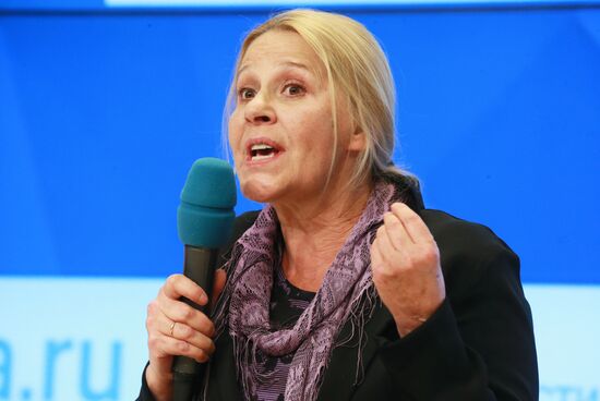 Meeting with the crew of Three Sisters