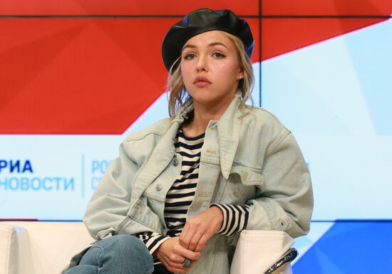 Meeting with the crew of Three Sisters