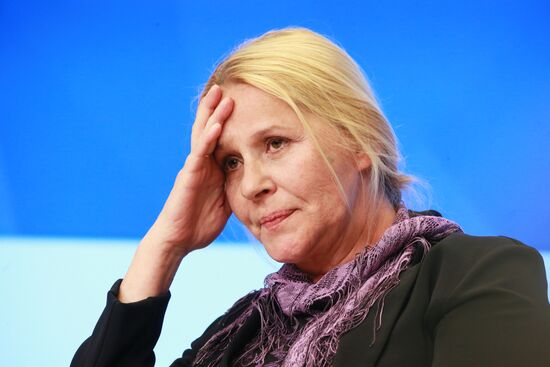 Meeting with the crew of Three Sisters