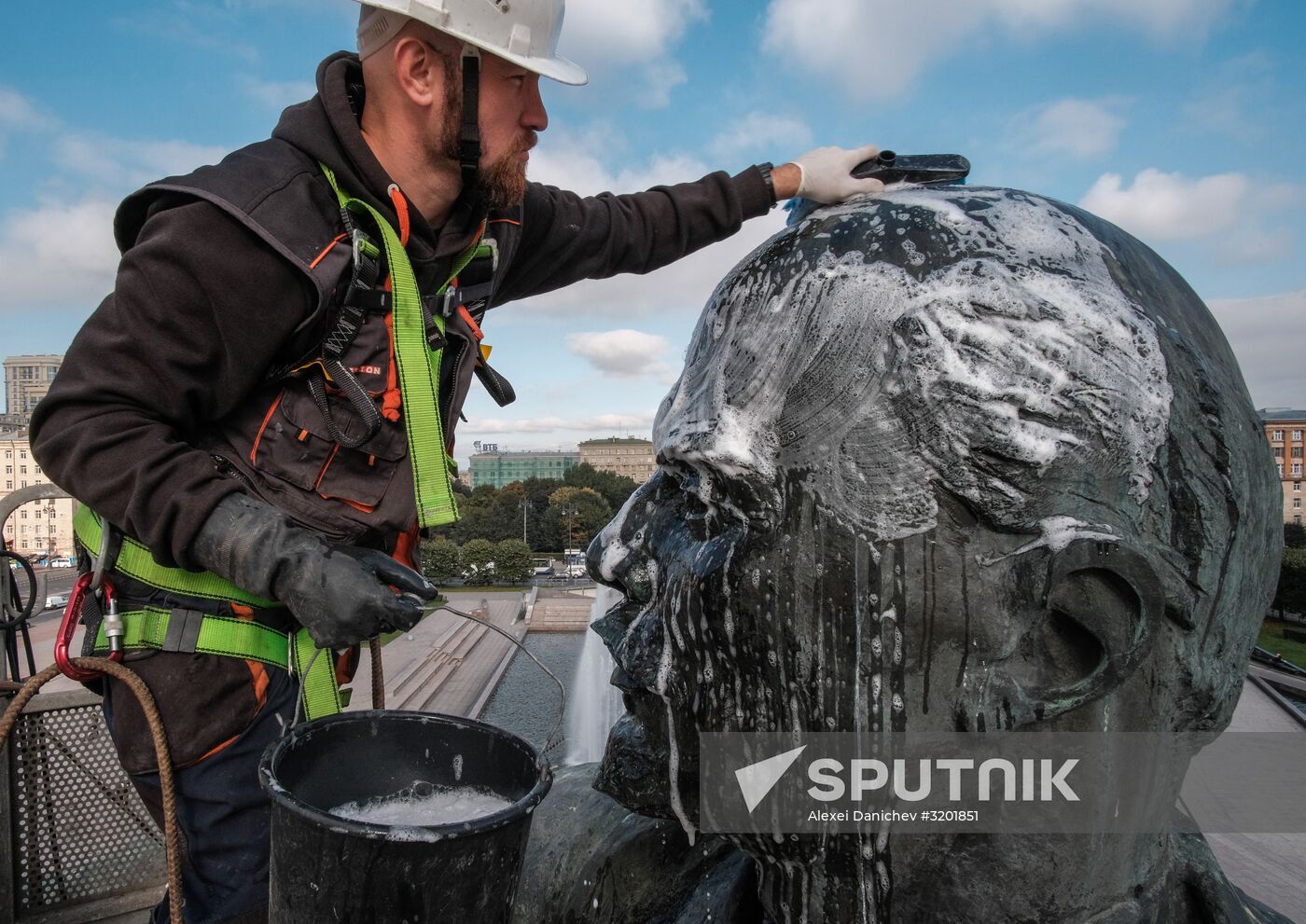 Lenin monument washed on Moskovskaya Square in St. Petersburg