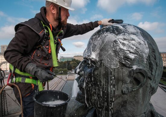 Lenin monument washed on Moskovskaya Square in St. Petersburg