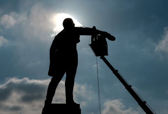 Lenin monument washed on Moskovskaya Square in St. Petersburg