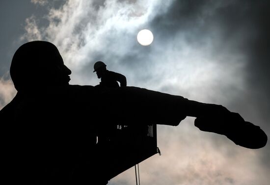 Lenin monument washed on Moskovskaya Square in St. Petersburg