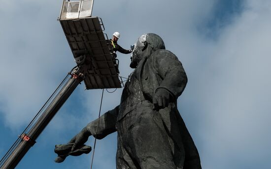 Lenin monument washed on Moskovskaya Square in St. Petersburg