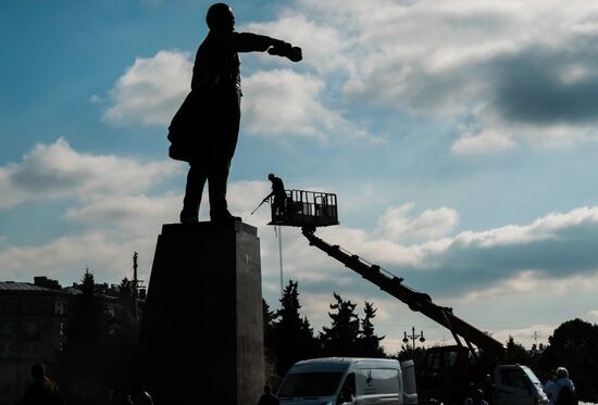 Lenin monument washed on Moskovskaya Square in St. Petersburg