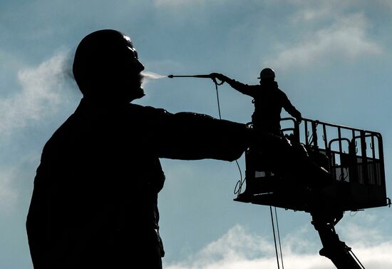 Lenin monument washed on Moskovskaya Square in St. Petersburg