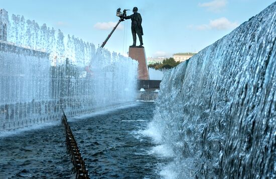 Lenin monument washed on Moskovskaya Square in St. Petersburg