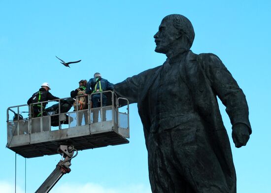 Lenin monument washed on Moskovskaya Square in St. Petersburg