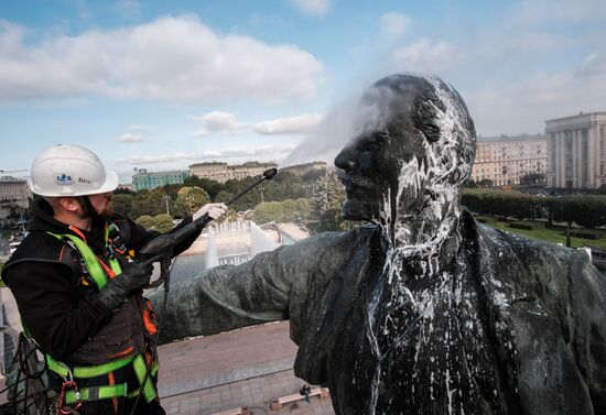 Lenin monument washed on Moskovskaya Square in St. Petersburg