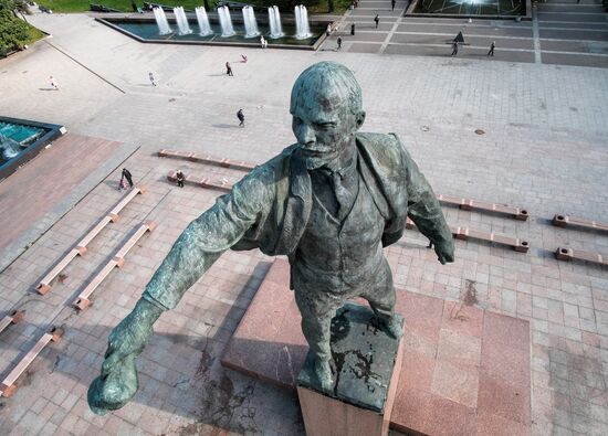 Lenin monument washed on Moskovskaya Square in St. Petersburg