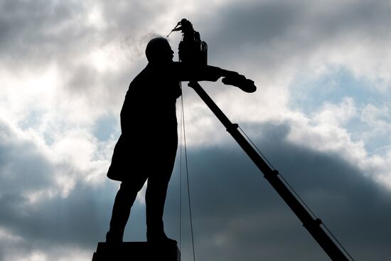 Lenin monument washed on Moskovskaya Square in St. Petersburg