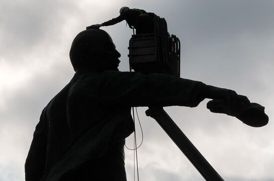 Lenin monument washed on Moskovskaya Square in St. Petersburg