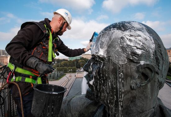 Lenin monument washed on Moskovskaya Square in St. Petersburg