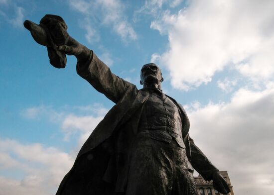 Lenin monument washed on Moskovskaya Square in St. Petersburg
