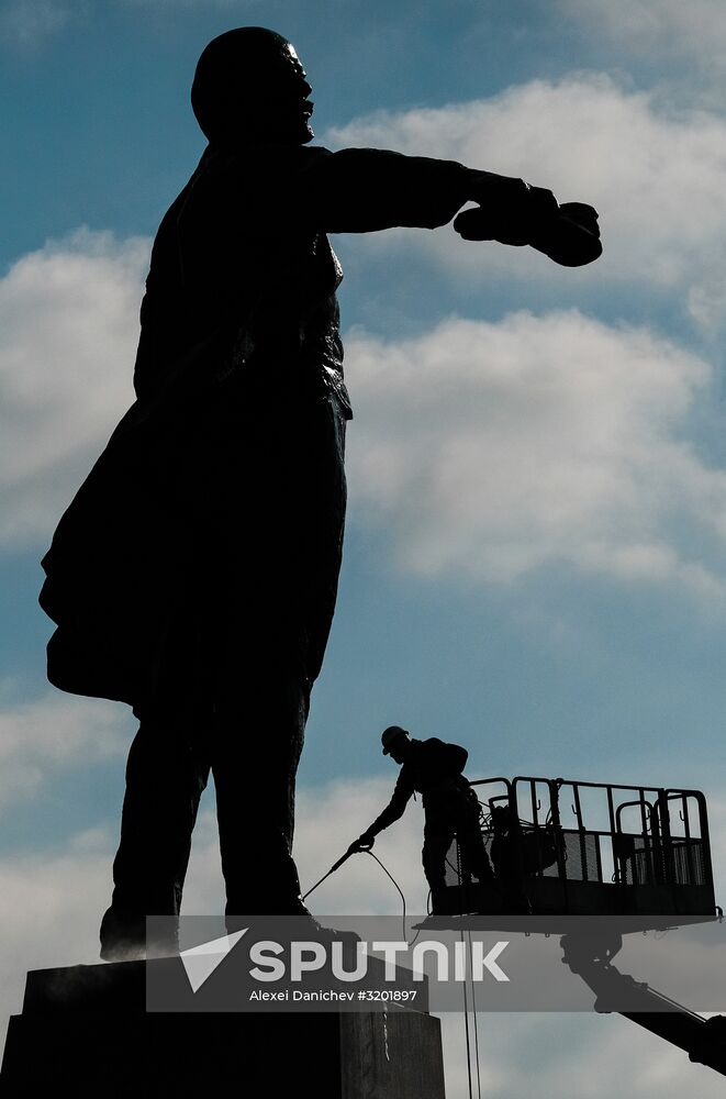 Lenin monument washed on Moskovskaya Square in St. Petersburg
