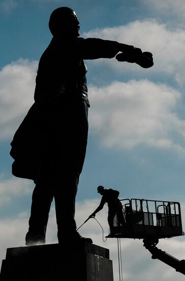 Lenin monument washed on Moskovskaya Square in St. Petersburg