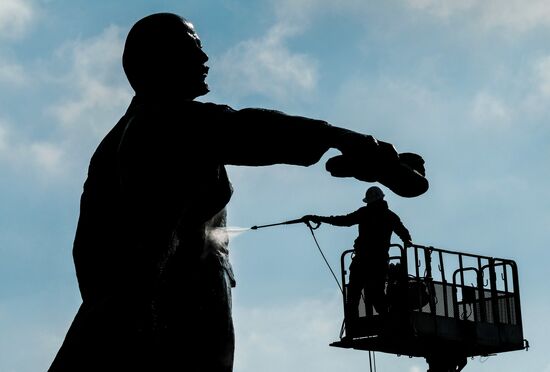 Lenin monument washed on Moskovskaya Square in St. Petersburg