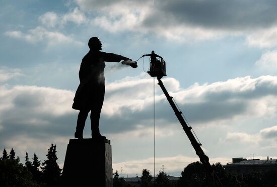 Lenin monument washed on Moskovskaya Square in St. Petersburg