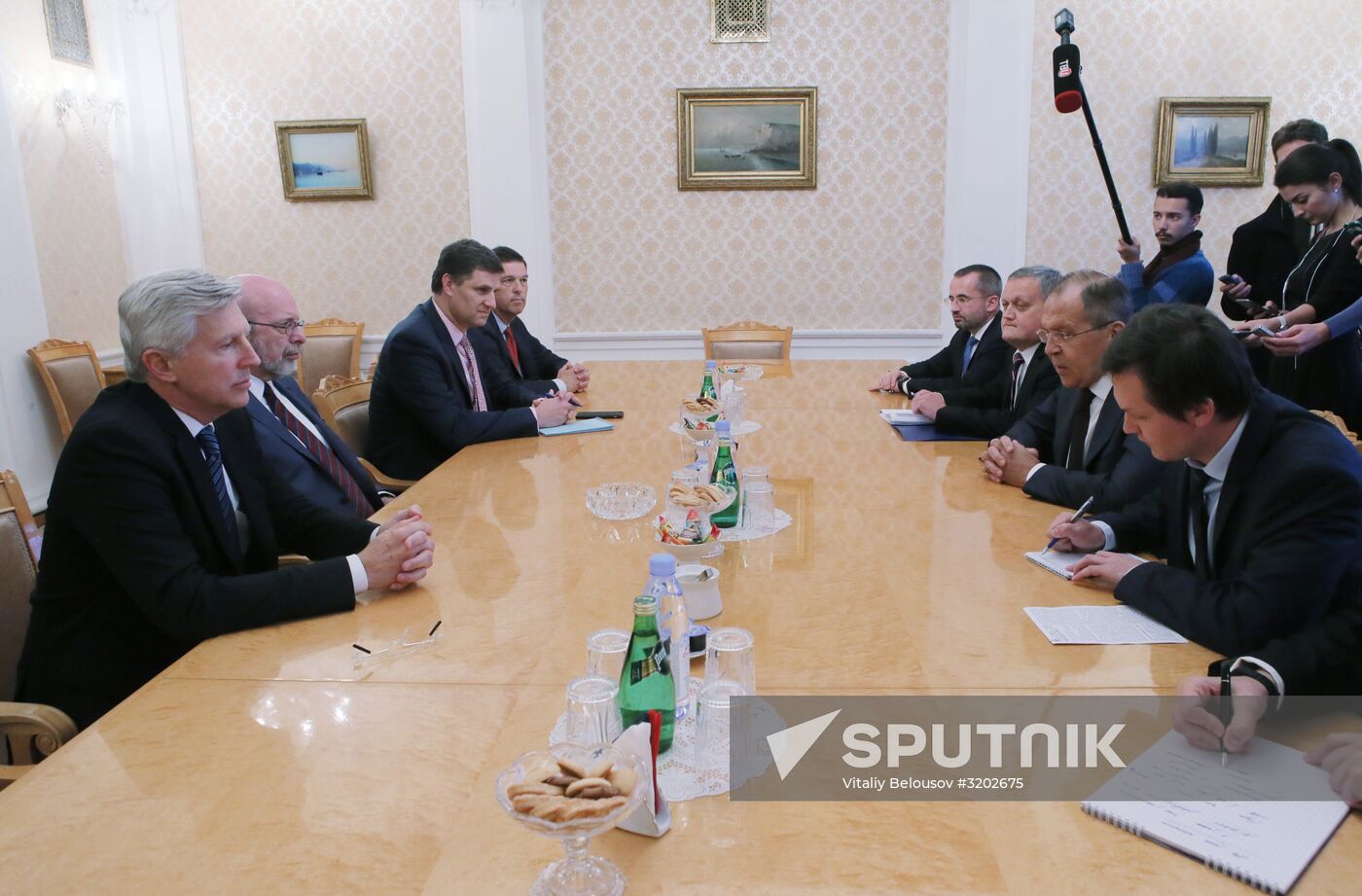 Foreign Minster Sergei Lavrov meets with group of American experts headed by Dmitry Simes