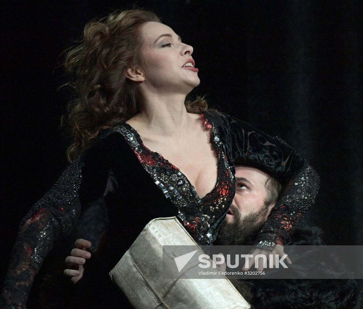 Pre-premiere showing of Idiot at Mossovet Theater