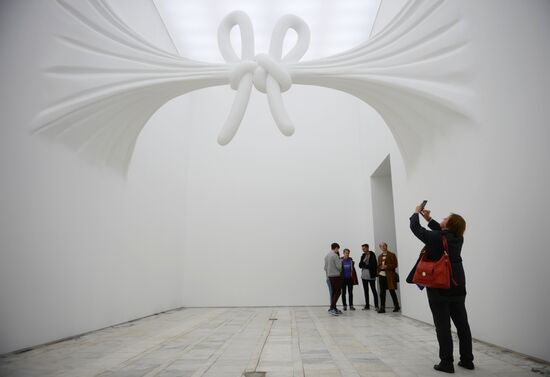 Daniel Arsham's exhibition "Architrecture in Motion"