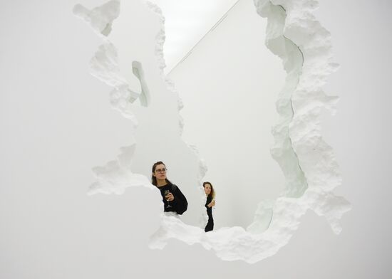 Daniel Arsham's exhibition "Architecture in Motion"