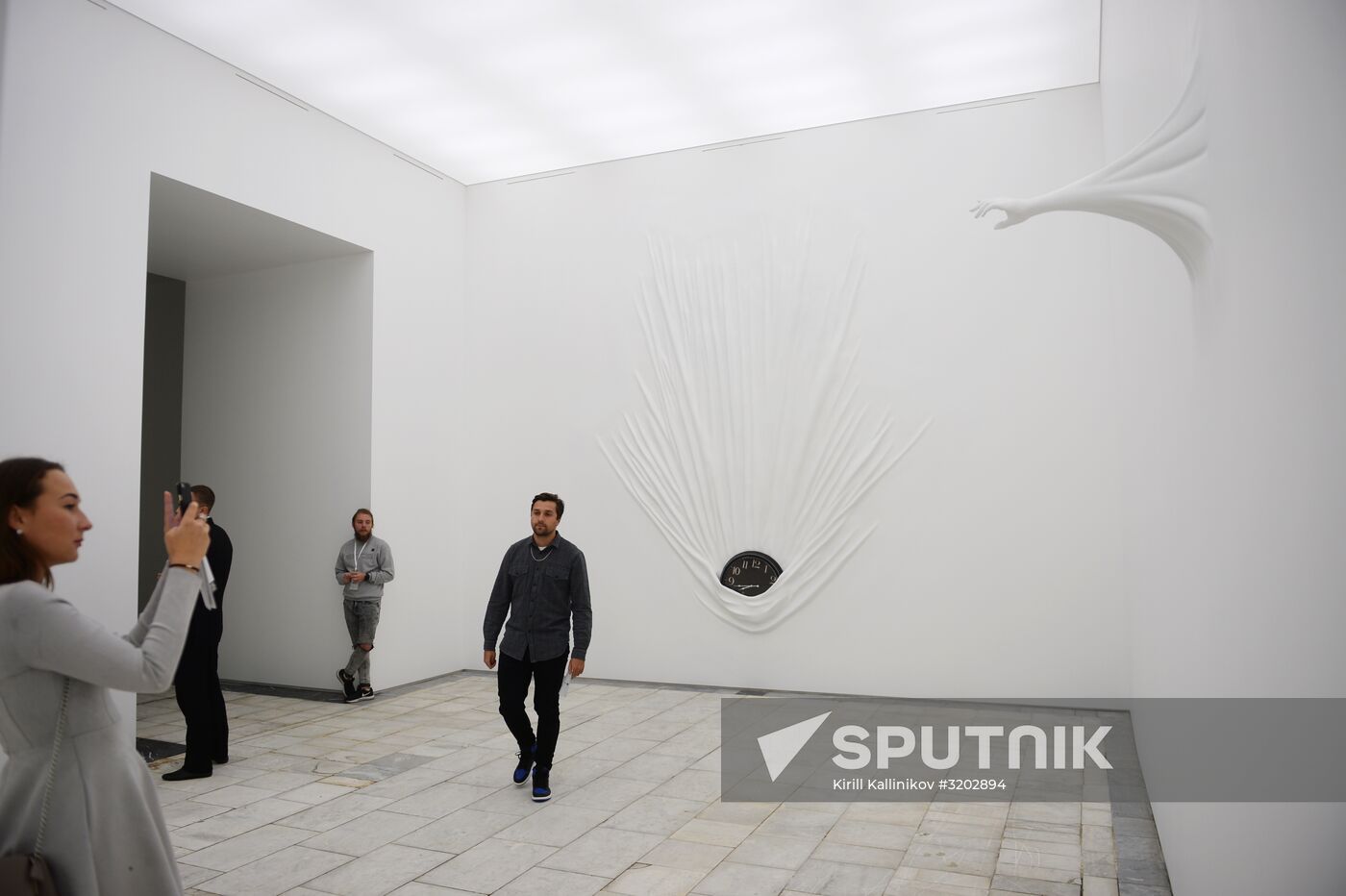 Daniel Arsham's exhibition "Architecture in Motion"