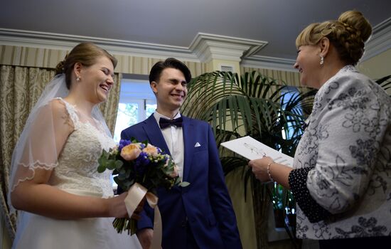 First marriage registration in Moscow Zoo