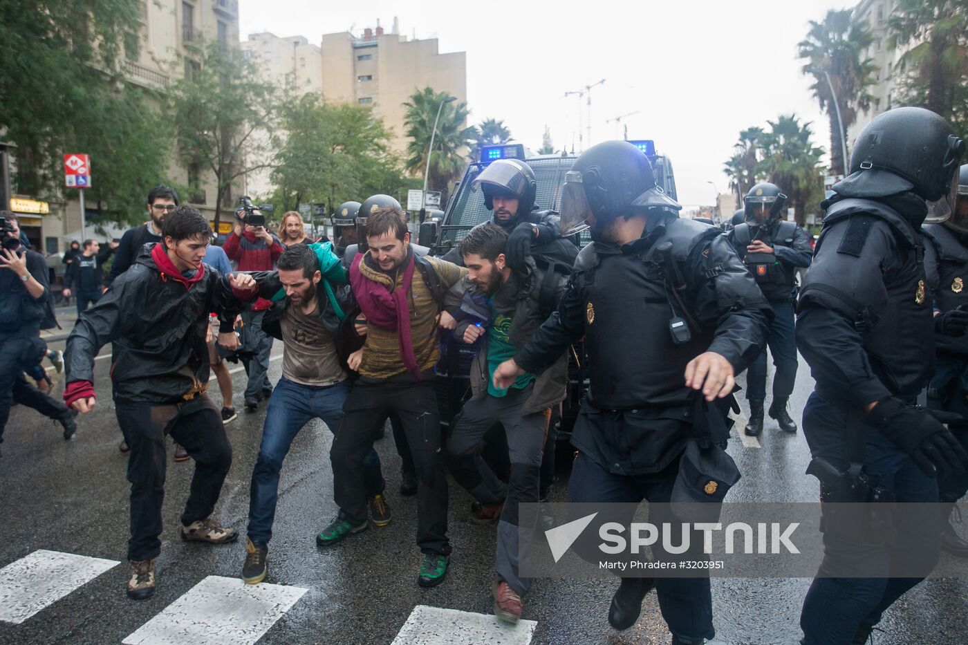 Clashes near polling stations during Catalan independence referendum