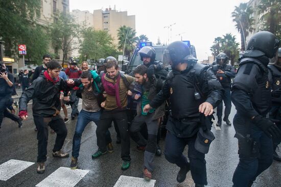 Clashes near polling stations during Catalan independence referendum