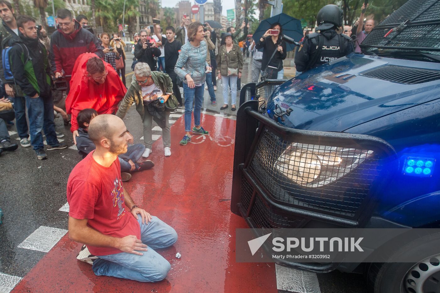 Clashes near polling stations during Catalan independence referendum