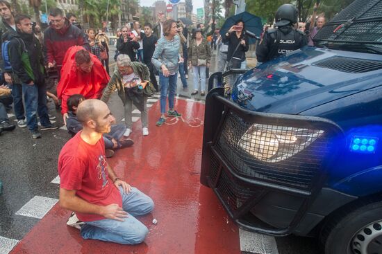 Clashes near polling stations during Catalan independence referendum