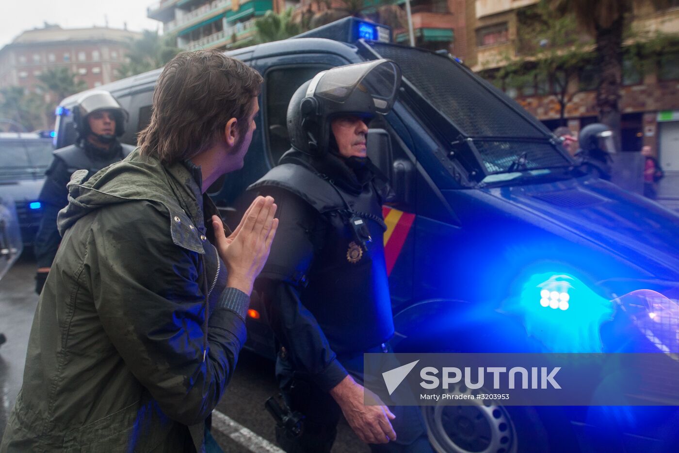 Clashes near polling stations during Catalan independence referendum