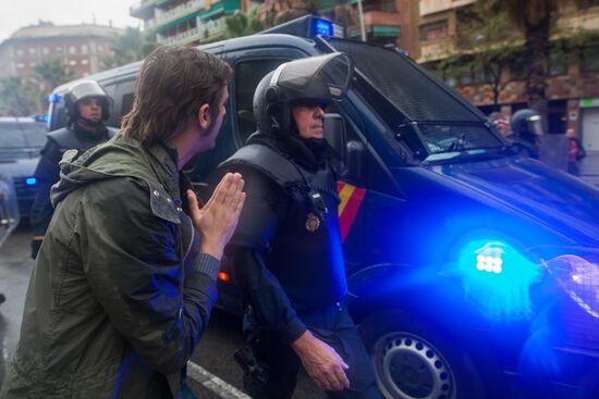 Clashes near polling stations during Catalan independence referendum
