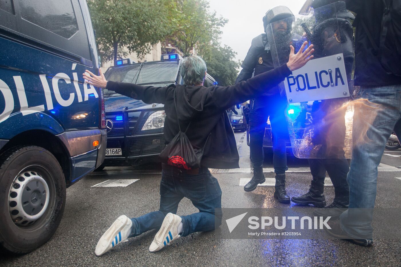 Clashes near polling stations during Catalan independence referendum