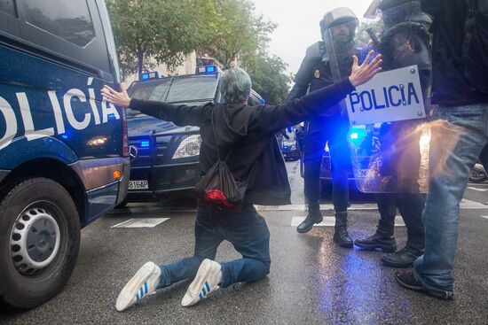 Clashes near polling stations during Catalan independence referendum