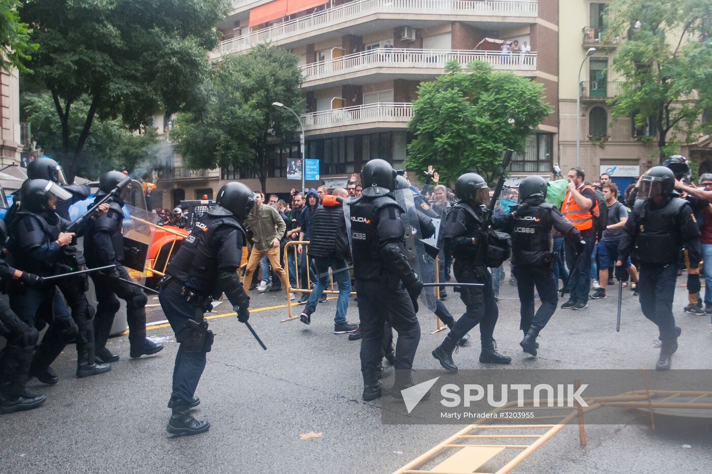 Clashes near polling stations during Catalan independence referendum