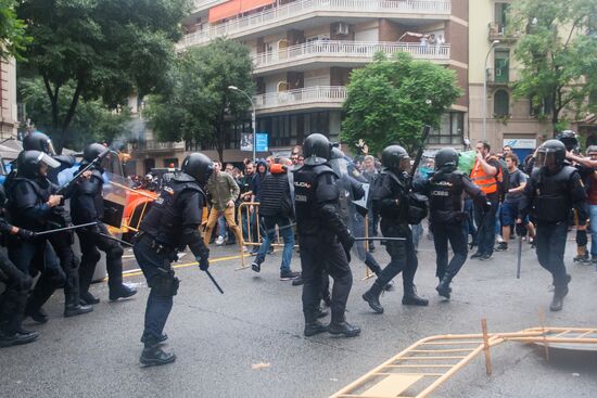 Clashes near polling stations during Catalan independence referendum