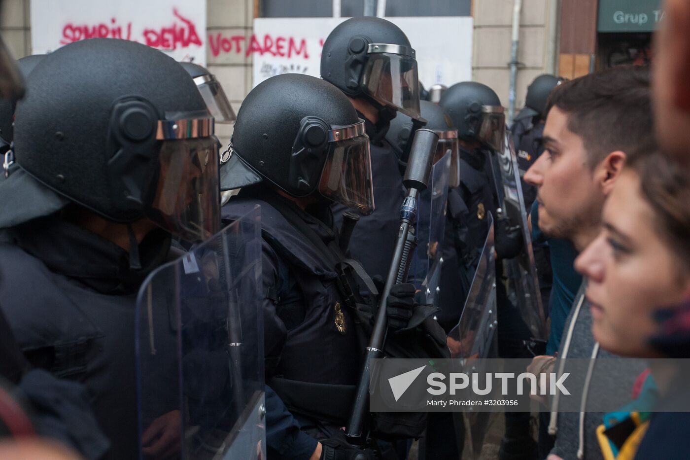 Clashes near polling stations during Catalan independence referendum