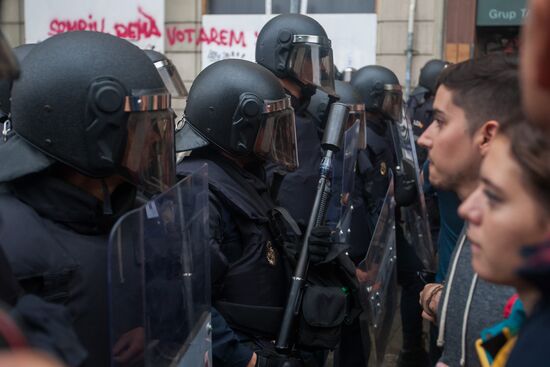 Clashes near polling stations during Catalan independence referendum
