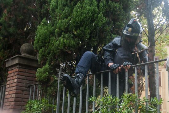 Clashes near polling stations during Catalan independence referendum