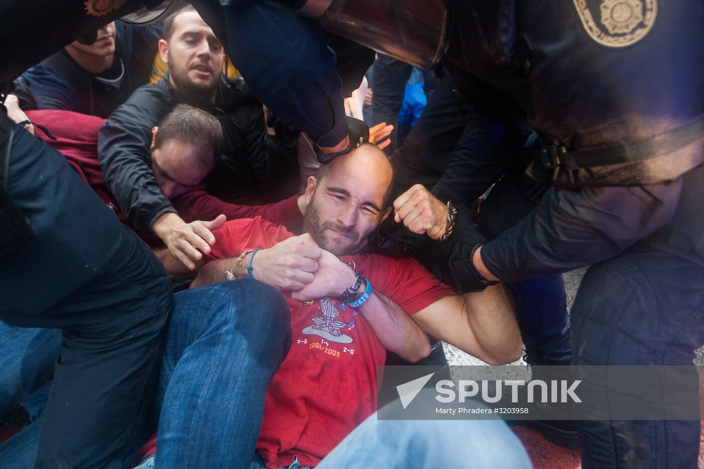 Clashes near polling stations during Catalan independence referendum