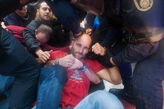 Clashes near polling stations during Catalan independence referendum